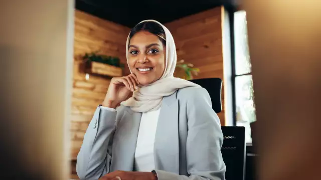 woman in office img
