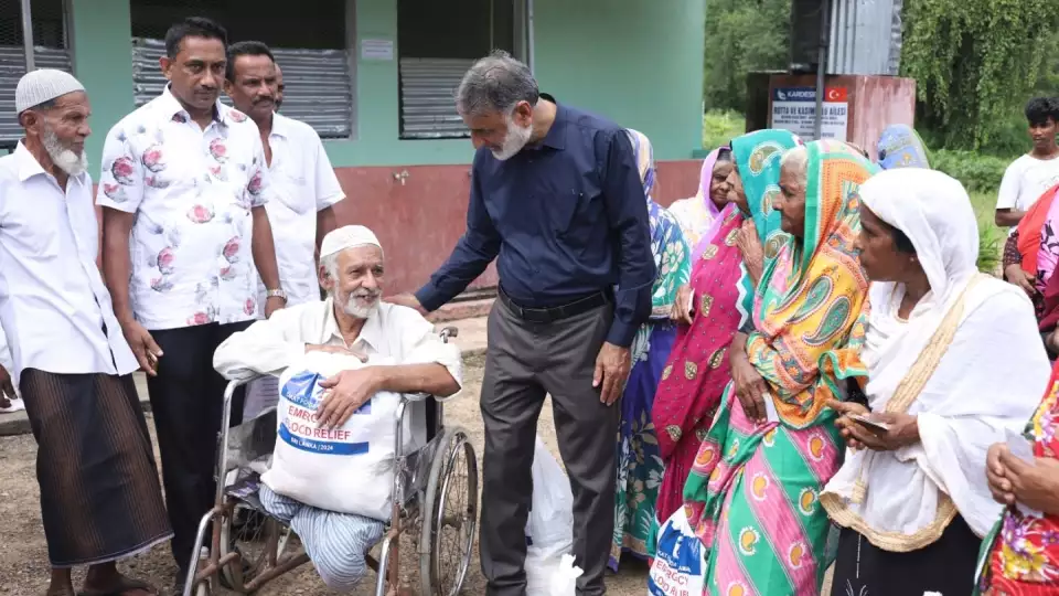 Families in Sri Lanka express their gratitude to our team member for flood assistance.