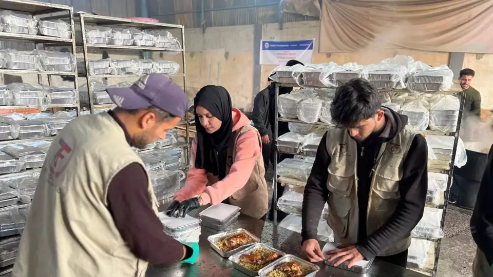Hot meals are prepared for families in Gaza, Palestine by our field reps for daily distribution.