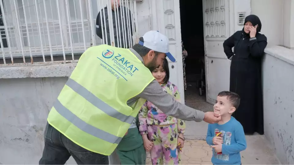 A tender moment during a distribution / لحظة حنان اثناء التوزيع