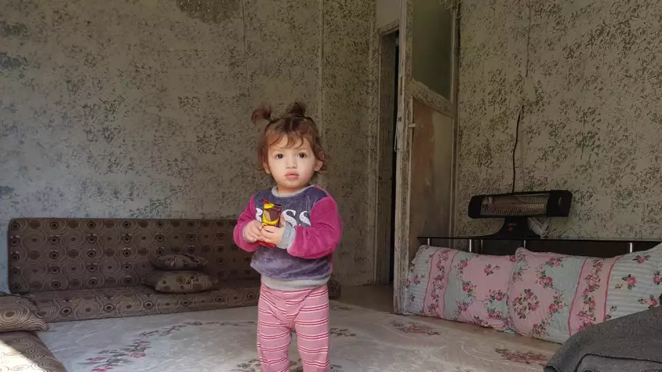 A young beneficiary in Turkey / طفلة تحمل حلويات من توزيعات الزكاة