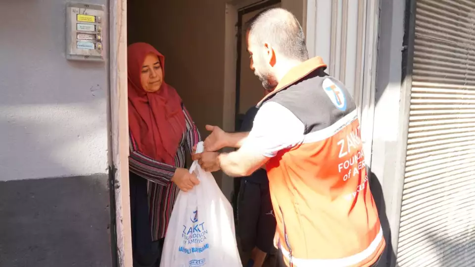 A delivery of a provision / صورة تظهر استلام المساعدات