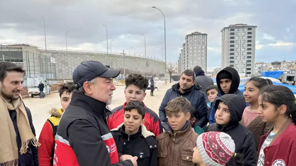 Mr. Halil Demir, Executive Director, chats with a group of survivors after the 2023 earthquake / السيد خليل دمير، المدير التنفيذي، يتحدث مع مجموعة من الناجين من زلزال عام 2023