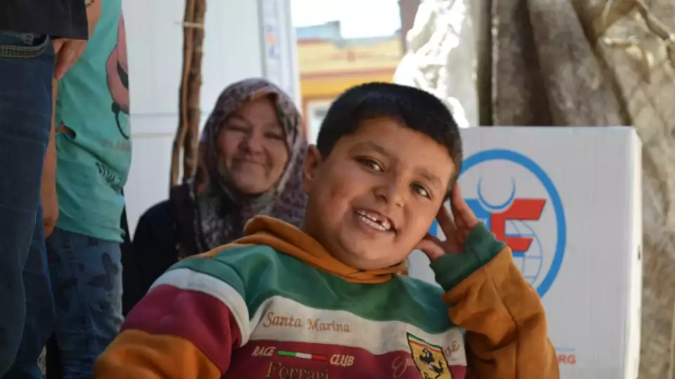 Provisions delivered elicit smiles and gratitude / استلام المساعدات يبعث على الفرح والاطمئنان