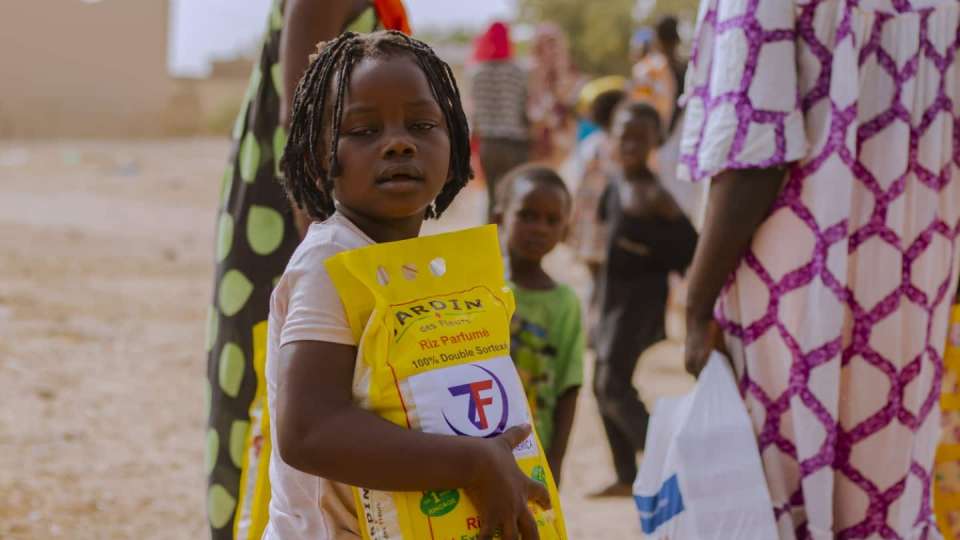A child in Senegal recieves a Ramadan food package
