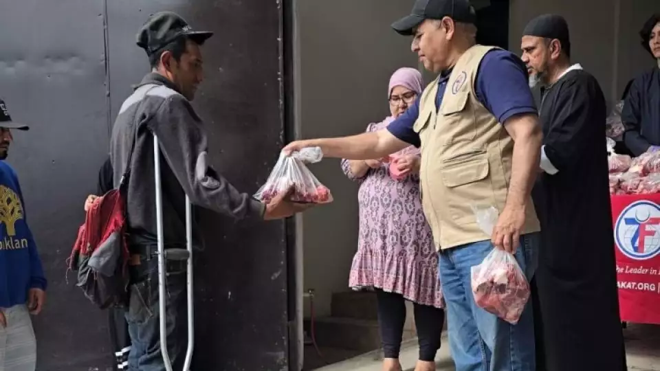 Zakat foundation team distributing Qurbani Meat to Needy people in Clifornia