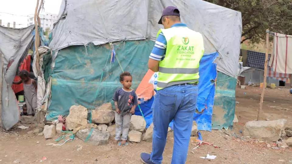 A Zakat Foundation of America team member delivers Ramadan food to a family in Yemen