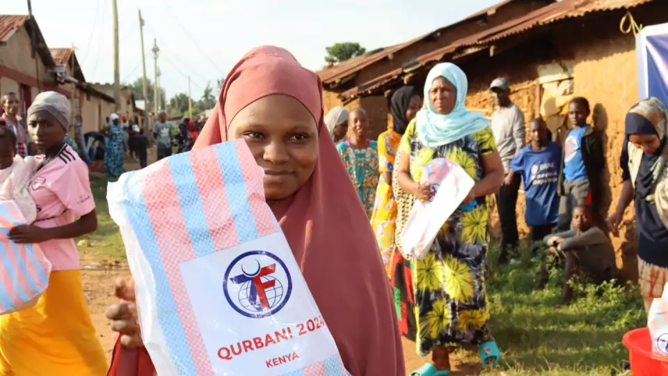 Families battling food insecurity in Kenya are happy to receive nutritious meat during Udhiyah distributions.