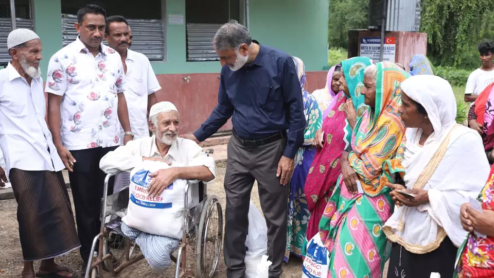 Families in Sri Lanka receive emergency relief assitance during floods.