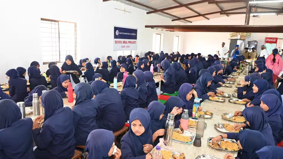 Full stomaches for school children in India empower them to do better academically.