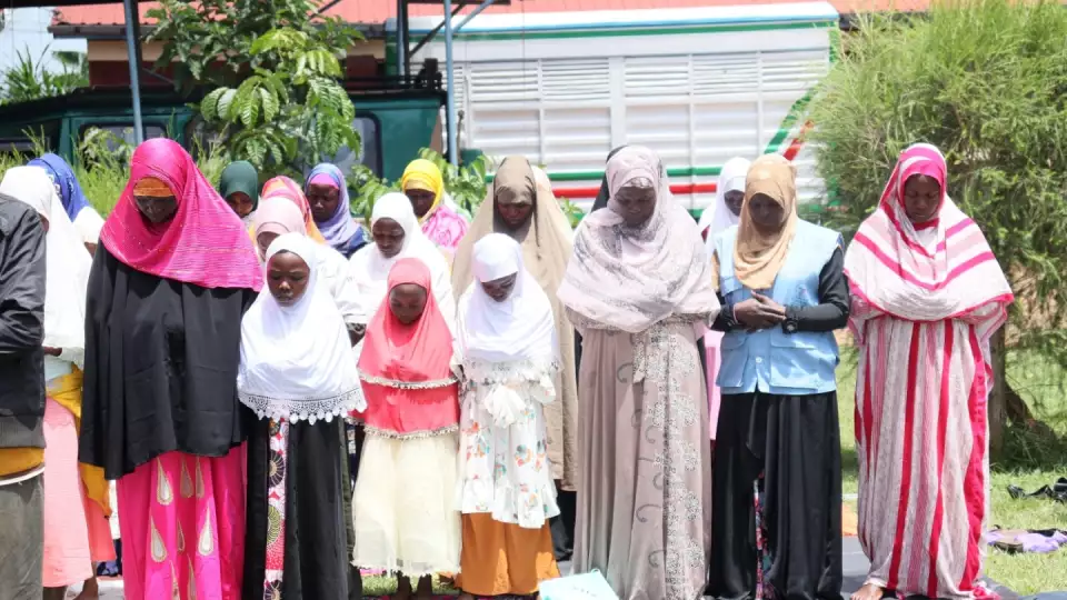 Kenyan families take part in Eid prayers at our Eid Gift distribution.