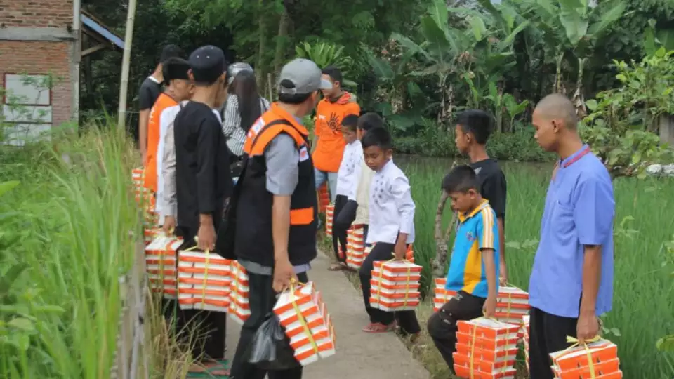Hot Ramadan iftar meals being distributed in Indonesia for families facing food insecurity.
