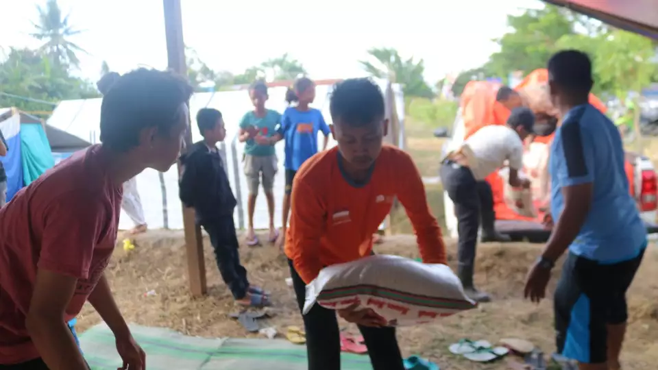Our volunteers in Indonesia help stock earthquake and tsunami relief items for needy families.