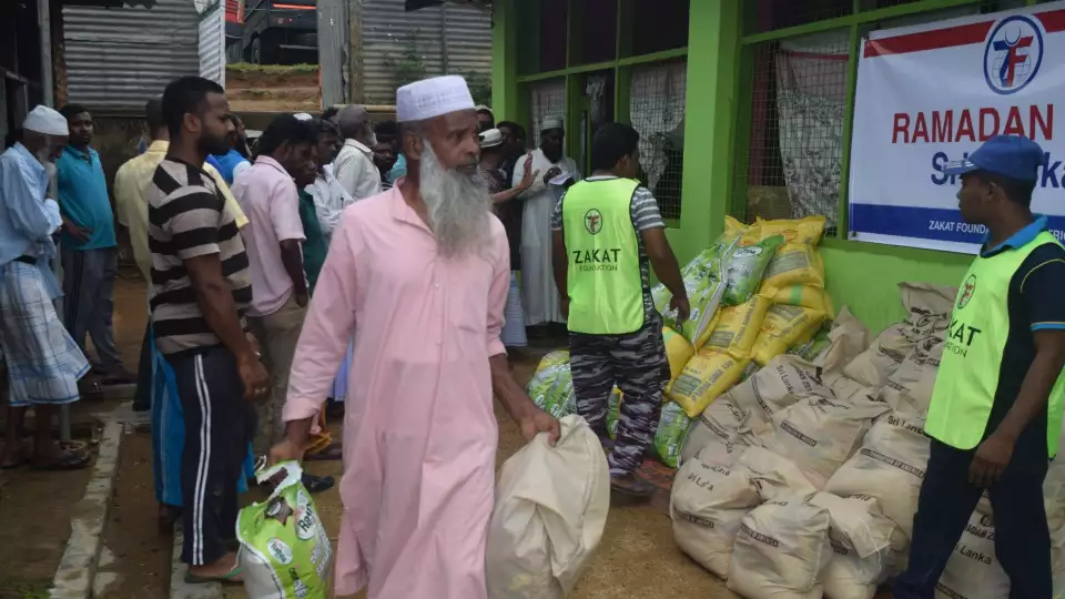Ramadan food packages help families in Sri Lanka break their fasts with essentials.