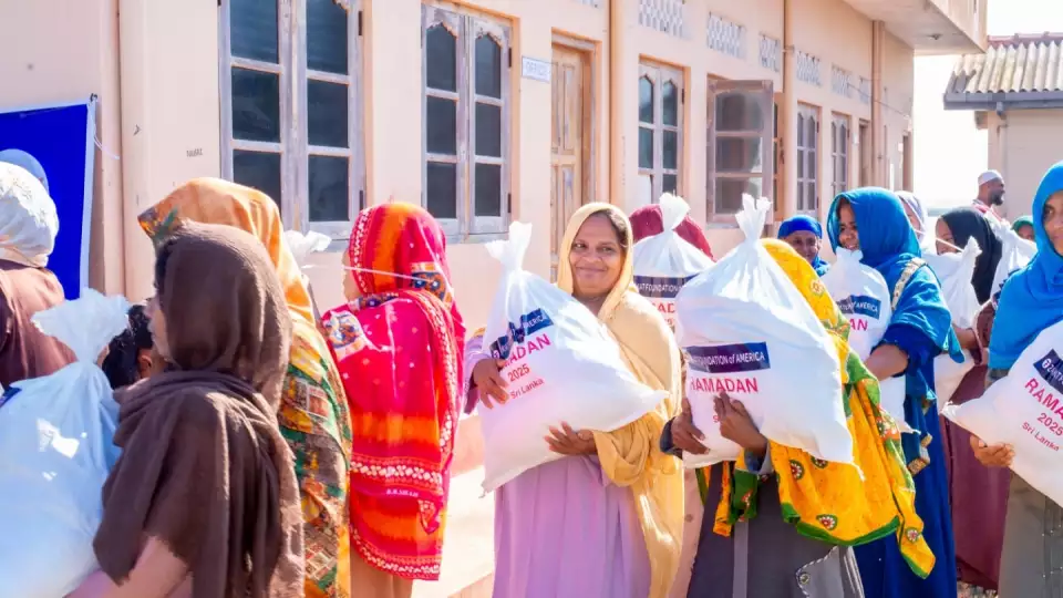 Families in Sri Lanka receive Ramadan Food Packages with essential items to cook nourishing meals.