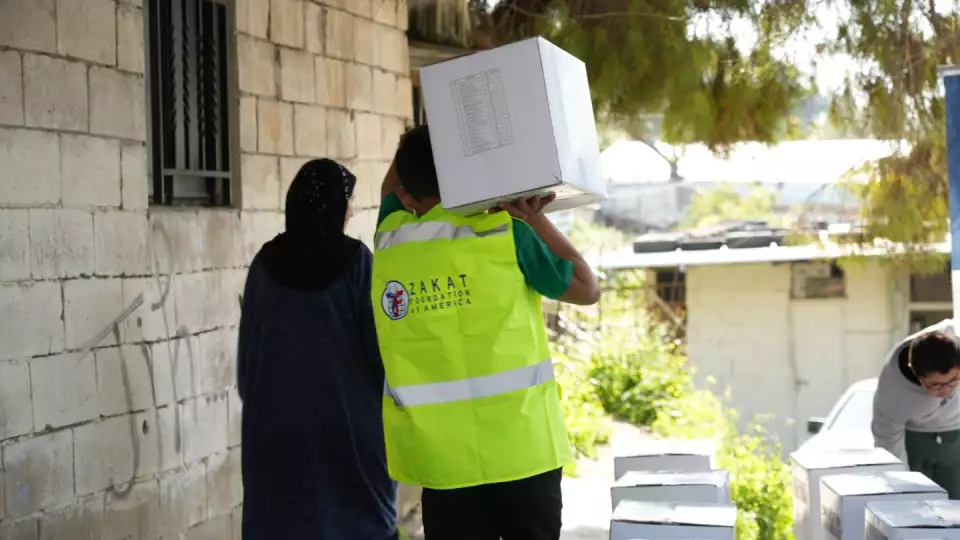 Our field teams carry Ramadan food packages to homes of needy families in Lebanon.
